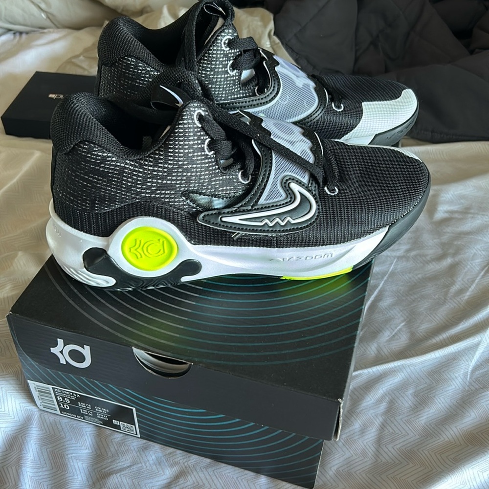 Nike Black and Green Performance Sneakers